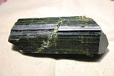 近日，商南縣奇石愛好者潘某在青山鎮(zhèn)鐵礦開采區(qū)發(fā)現(xiàn)一塊疑似綠簾石，有待相關(guān)專家和權(quán)威機(jī)構(gòu)認(rèn)定。