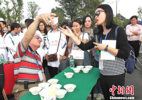 圖為外國友人品嘗揚(yáng)州炒飯。　崔佳明　攝