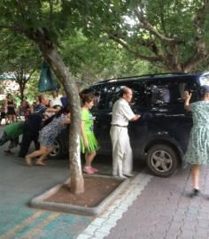今年夏天壩壩舞成員將一輛小車推向公路。（圖據(jù)網(wǎng)絡）