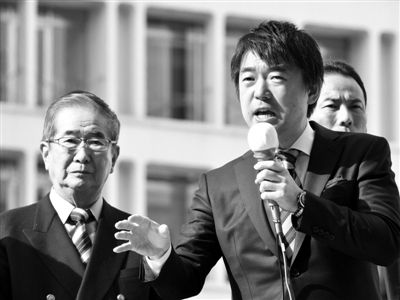29日，日本著名極右翼分子石原慎太郎（左）和新生代右翼政客橋下徹在東京街頭演講拉票。