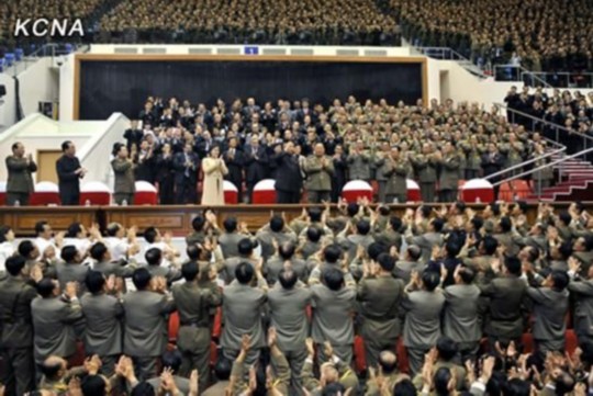朝中社報(bào)道，朝鮮最高領(lǐng)導(dǎo)人金正恩10月29日攜夫人李雪主出席并觀看了紀(jì)念金日成軍事綜合大學(xué)建校60周年牡丹峰樂團(tuán)演出。圖片來(lái)源：朝中社