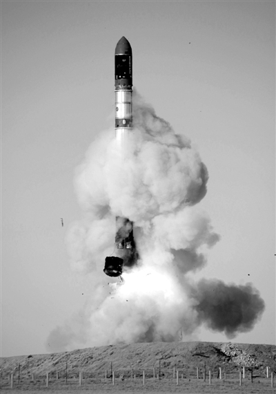 　2007年6月15日，俄羅斯在哈薩克斯坦的軍事場地試射一枚“RS-20”導彈。尚未有媒體公布新型固