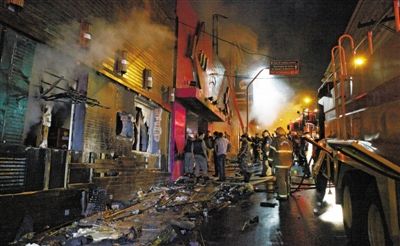 27日凌晨，巴西南里奧格蘭德州圣瑪麗亞市一家夜總會(huì)突發(fā)大火，造成至少245人死亡。圖為消防人員正在現(xiàn)場(chǎng)滅火救援。
