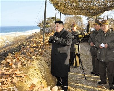 25日，朝鮮最高領(lǐng)導(dǎo)人金正恩指導(dǎo)朝鮮軍隊(duì)進(jìn)行登陸及反登陸訓(xùn)練。