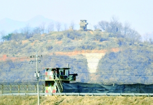 這是3月27日在韓國(guó)西北部靠近南北軍事分界線的坡州市一帶拍攝的韓國(guó)（下）和朝鮮哨所。
