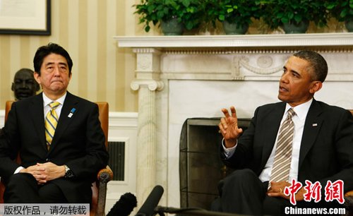 　正在美國訪問的日本首相安倍晉三2月22日在白宮與奧巴馬進行首次會晤。