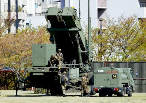 9日，日本自衛(wèi)隊(duì)為應(yīng)對朝鮮導(dǎo)彈威脅，在東京防衛(wèi)省總部設(shè)置“愛國者3”型導(dǎo)彈發(fā)射裝置。