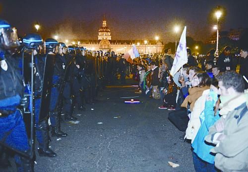 26日，法國反同性戀者與警察形成對峙之勢。