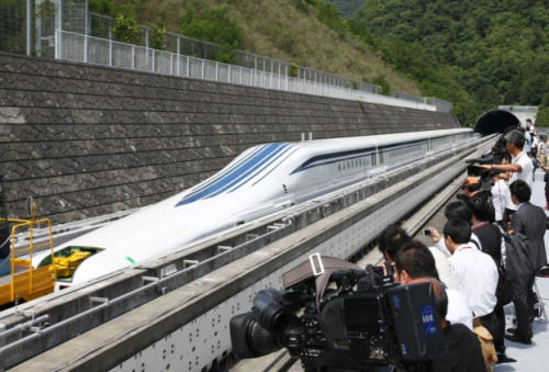 日本最新型磁懸浮列車登場，時速為500公里。