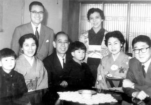 安倍家族推進(jìn)日本修憲半個(gè)多世紀(jì),圖中間為安倍坐在外公岸信介膝上,右一為安倍父親安倍晉太郎,右三為安倍母親安倍洋子。