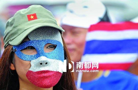 4日，一名泰國反政府人士頭戴面具在首都曼谷參加集會(huì)。