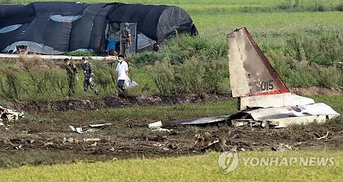 當(dāng)?shù)貢r(shí)間28日下午2時(shí)8分許，韓國(guó)一架空軍教練機(jī)T-50在全羅南道光州市西區(qū)細(xì)荷洞農(nóng)田墜毀。