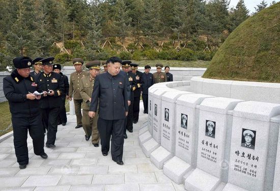 原文配圖：金正恩前往烈士墓拜祭。