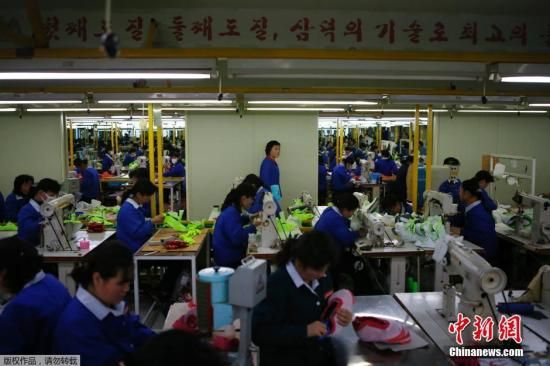 當?shù)貢r間12月19日，開城工業(yè)園區(qū)，朝鮮工人在工廠工作。
