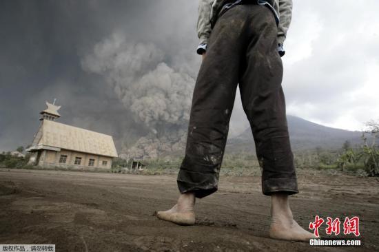 當(dāng)?shù)貢r間2月1日，印尼錫納朋火山持續(xù)噴發(fā)。