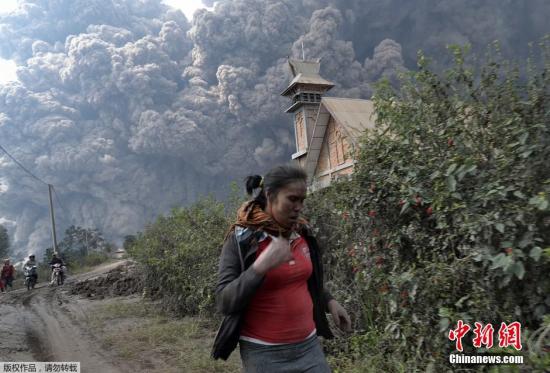 當(dāng)?shù)貢r間2月1日，印尼錫納朋火山持續(xù)噴發(fā)。