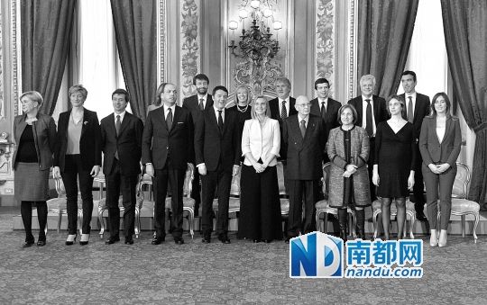 2月22日，在意大利羅馬總統(tǒng)府，新任總理馬泰奧·倫齊(前左五)與總統(tǒng)納波利塔諾(前右四)及新內(nèi)閣成員