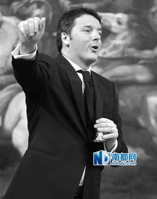 2月22日，在意大利羅馬總理府，新任總理馬泰奧·倫齊搖鈴象征正式行使總理權(quán)力。