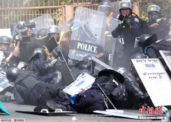 當(dāng)?shù)貢r(shí)間2月18日，泰國(guó)曼谷警方與示威者發(fā)生沖突。