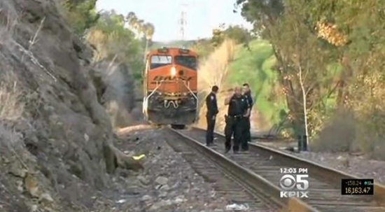 當時詹娜未注意火車駛來有真空效應，為撿手機而被吸入車底喪命。