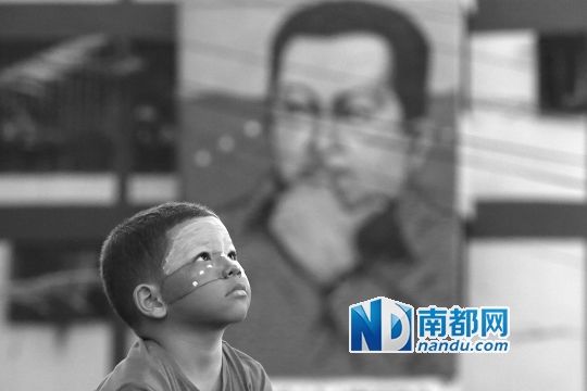 3月5日，一名委內(nèi)瑞拉兒童仰望天空，他身后是查韋斯的陵墓。