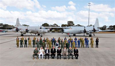 4月29日，參與搜尋馬航失聯客機的多國軍人和軍機在珀斯皮爾斯空軍基地合影。5月1日，馬航宣布搜尋進入新階段，重點將借助不同技術擴大海底搜尋。