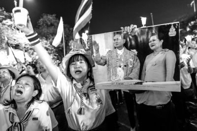 5日，泰國巴蜀府海濱度假勝地華欣，數(shù)萬民眾身穿國王的代表色“黃色”T恤，自發(fā)上街，口喊“國王萬歲”的口號。