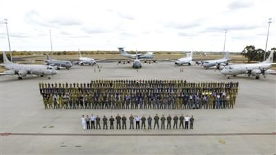 4月29日，澳大利亞珀斯，馬航MH370空中搜索正式結(jié)束，參與搜索的多國部隊在離開前留影紀念。