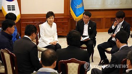 16日下午，樸槿惠接見“世越”號客輪遇難者家屬，并在家屬面前親自道歉。（韓聯(lián)社）
