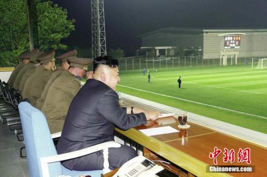 資料圖:今年5月,金正恩觀看體育賽事。