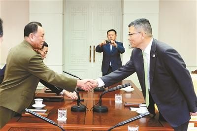10月15日，韓國國防部國防政策室室長柳濟(jì)升和朝鮮人民武裝力量部偵查總局局長金英哲分別率團(tuán)出席板門店