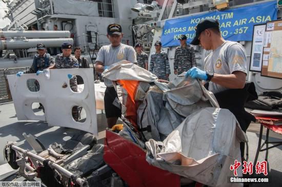 　當?shù)貢r間2015年1月5日，印尼泗水，印尼海軍展示從爪哇海中打撈到的亞航失事客機殘骸與遇難者的遺物