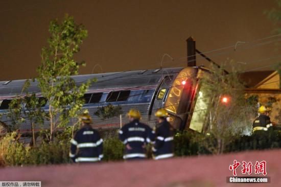 當?shù)貢r間5月12日晚，一列美國鐵路公司的火車在費城弗蘭克福段脫軌，導致至少50人受傷。