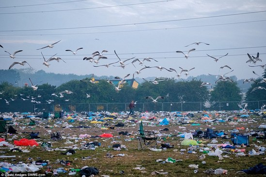 英國(guó)最大露天音樂(lè)節(jié)落幕 留下近1700噸垃圾