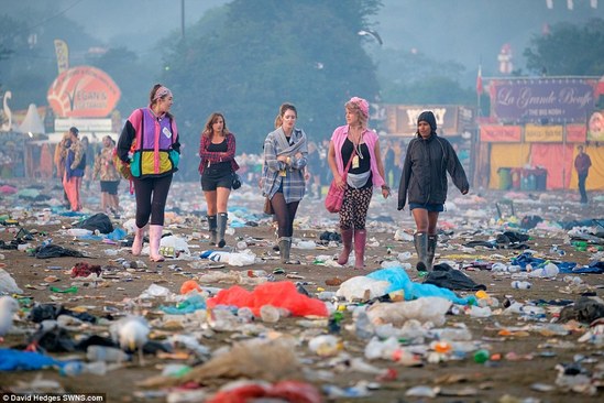 英國(guó)最大露天音樂(lè)節(jié)落幕 留下近1700噸垃圾