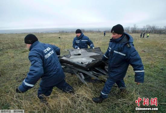 當?shù)貢r間2014年11月16日，烏克蘭頓涅茨克地區(qū)，墜毀MH17飛機殘骸收集工作進行中。