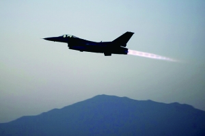 美國軍方19日證實，一架美軍F-16戰(zhàn)斗機上周在阿富汗東部遭到地面火力攻擊，受損嚴重，不得不拋掉兩個油箱以及多件武器彈藥才勉強返航。事發(fā)區(qū)域主要受塔利班控制。過去，塔利班武裝組織曾經(jīng)數(shù)次使用小型火力擊落美軍直升機，但從未擊中能在高空超音速飛行的F-16戰(zhàn)斗機。