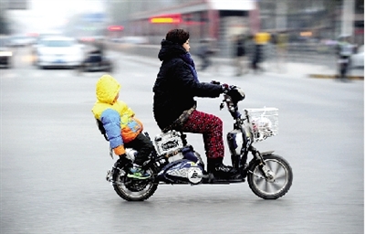 昨日下午，隴海西路桐柏路口，紅燈亮起的瞬間一輛電動車闖過路口。
