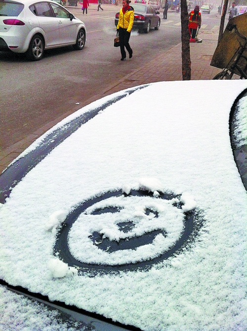 一月十五日上午，有汽車披著一身的雪裝，從經(jīng)開區(qū)回到市區(qū)。