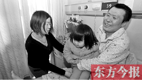 李剛患骨肉瘤急需手術(shù)，最放心不下的就是他的妻子、女兒