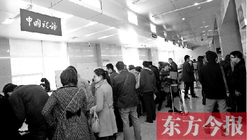 　昨天，在鄭州市房管局辦稅柜臺，迎來絡(luò)繹不絕辦理業(yè)務(wù)的市民
