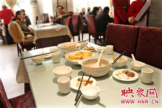 3月22日，阿五美食英協(xié)路店幾位顧客用完餐后，盤子里的食物所剩無幾。