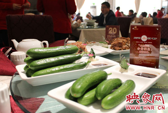3月22日，阿五美食英協(xié)路店的服務(wù)員為我們展示大份菜品和小份菜品