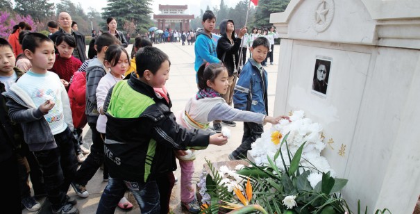 昨天上午，來(lái)鄭州市烈士陵園祭掃的小學(xué)生將百花擺放在吉鴻昌烈士墓前