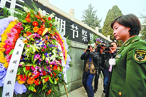 　　4月4日,我國首位女航天員劉洋來到林州市烈士陵園。在烈士紀念碑前,劉洋和眾人一起列隊肅立默哀致敬