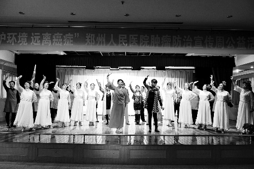 昨日，鄭州人民醫(yī)院舉辦了一臺(tái)特殊的晚會(huì)，表演的和看表演的大都是癌癥患者 河南商報(bào)記者 王春勝/攝　