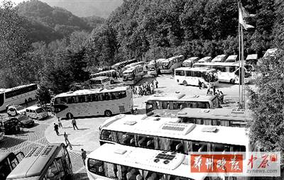嵩縣各個(gè)景區(qū)門(mén)前都是車水馬龍