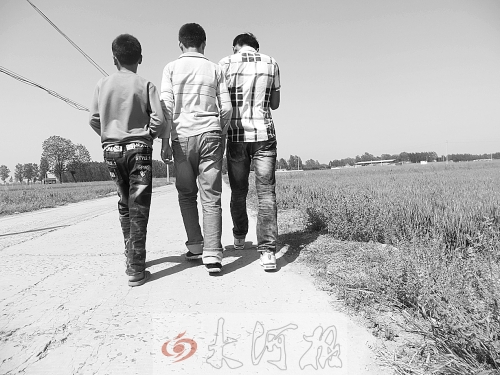 親眼目睹小伙伴在自己面前慘遭橫禍,三個孩子變得異常沉默。