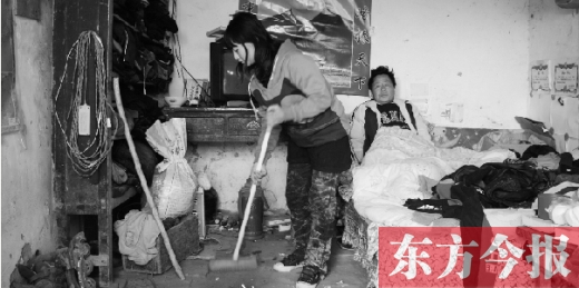 　寧陵縣趙村鄉(xiāng)大楊莊村，16歲的王香浦在打掃家里的衛(wèi)生，床上躺著她的爸爸　