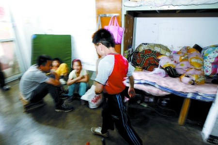 孩子們住在這里，沒有上學(xué)，大部分時(shí)間是練功，出去表演
